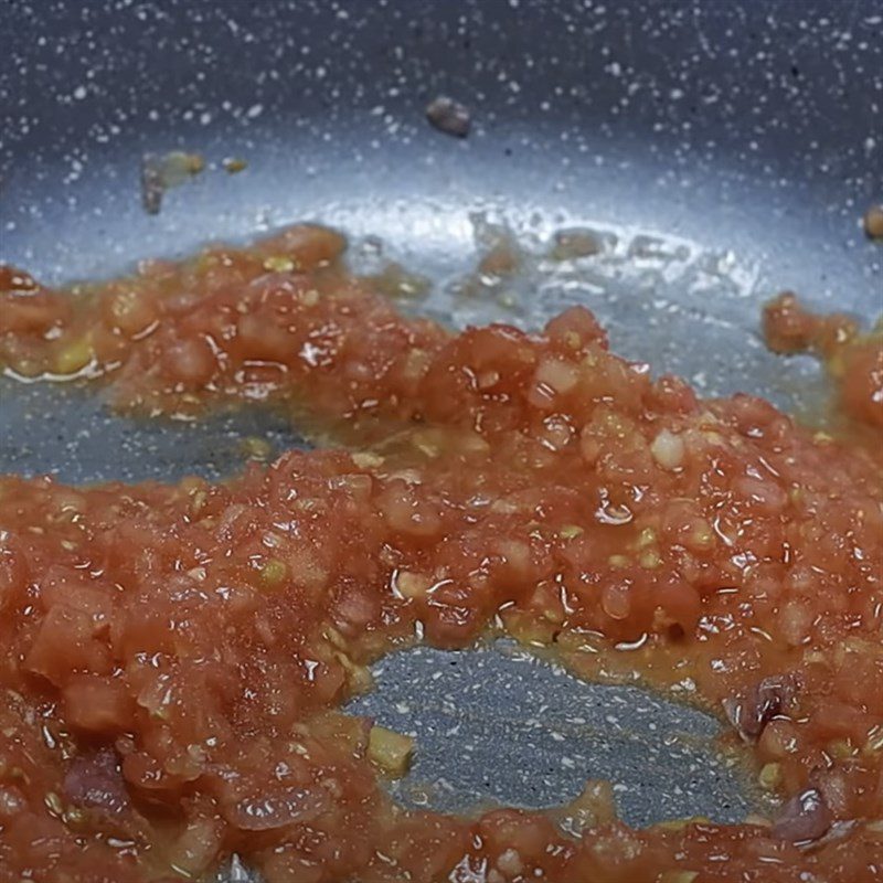 Step 3 Stir-fry tomato Mackerel cooked with tomato