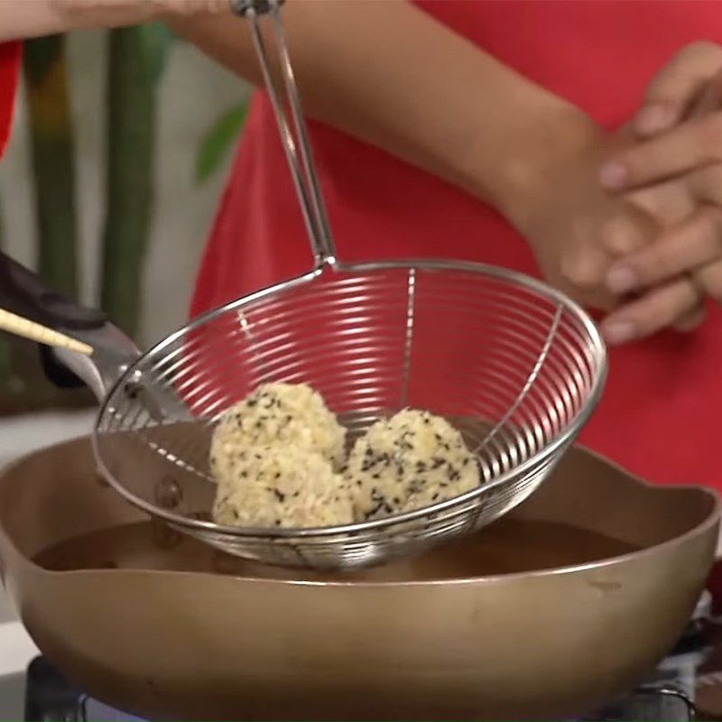 Step 5 Fry the fish balls Fried quail egg fish balls with sesame