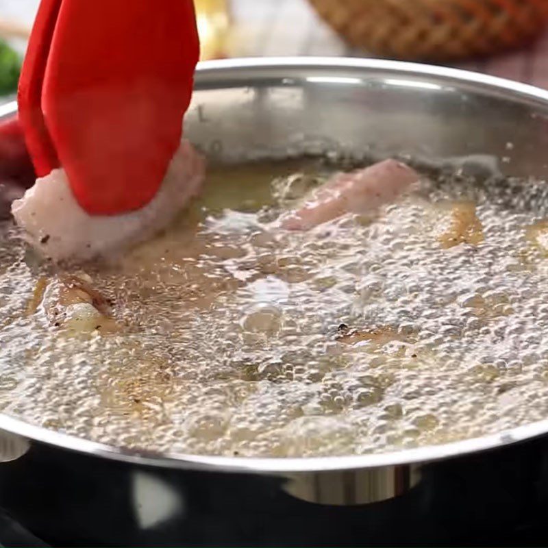 Step 2 Fry chicken wings Honey fried chicken wings