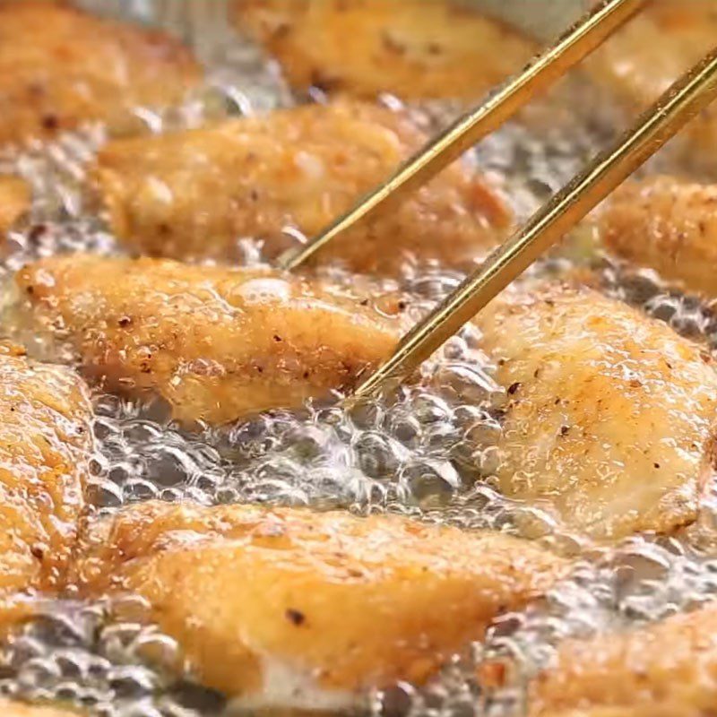 Step 2 Fry chicken wings Honey fried chicken wings