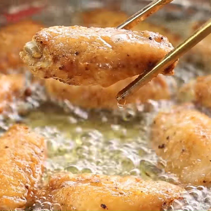 Step 2 Fry chicken wings Honey fried chicken wings