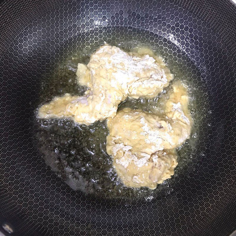 Step 5 Fry the chicken wings Fried crispy chicken wings