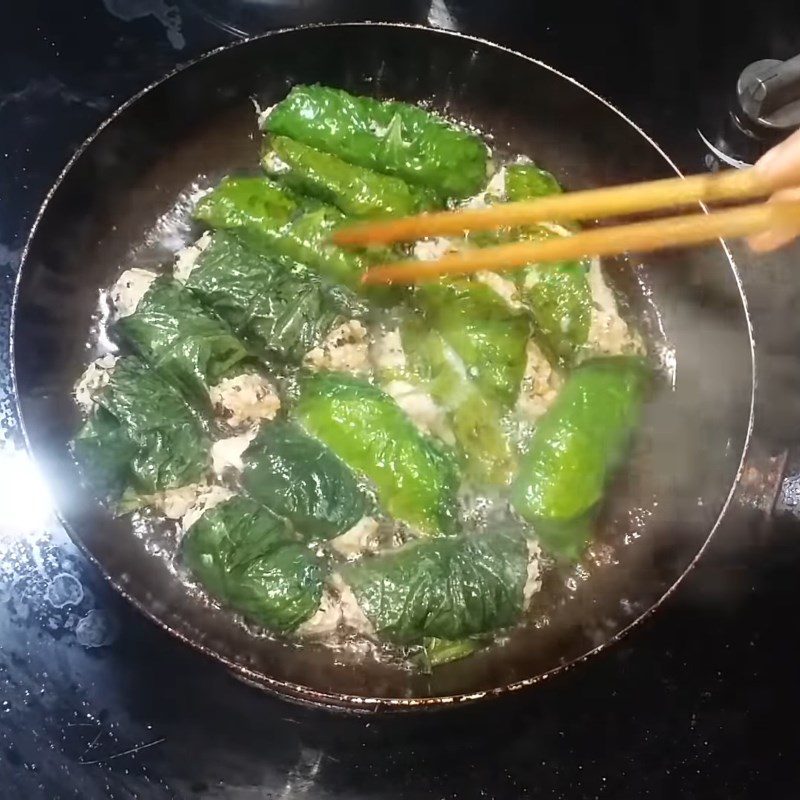 Step 4 Fry the sausage Sausage wrapped in Vietnamese balm leaves