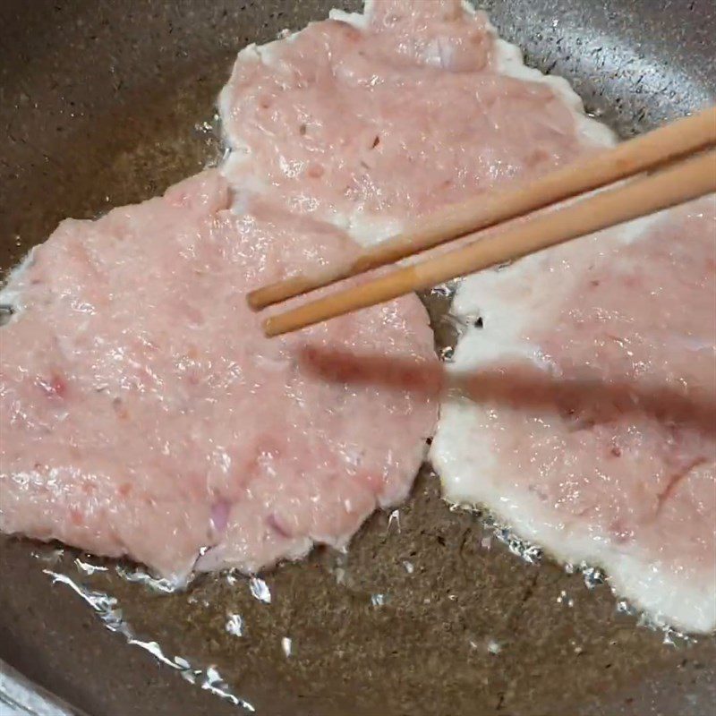 Step 4 Fry the fish cake Fish cake with bamboo shoots