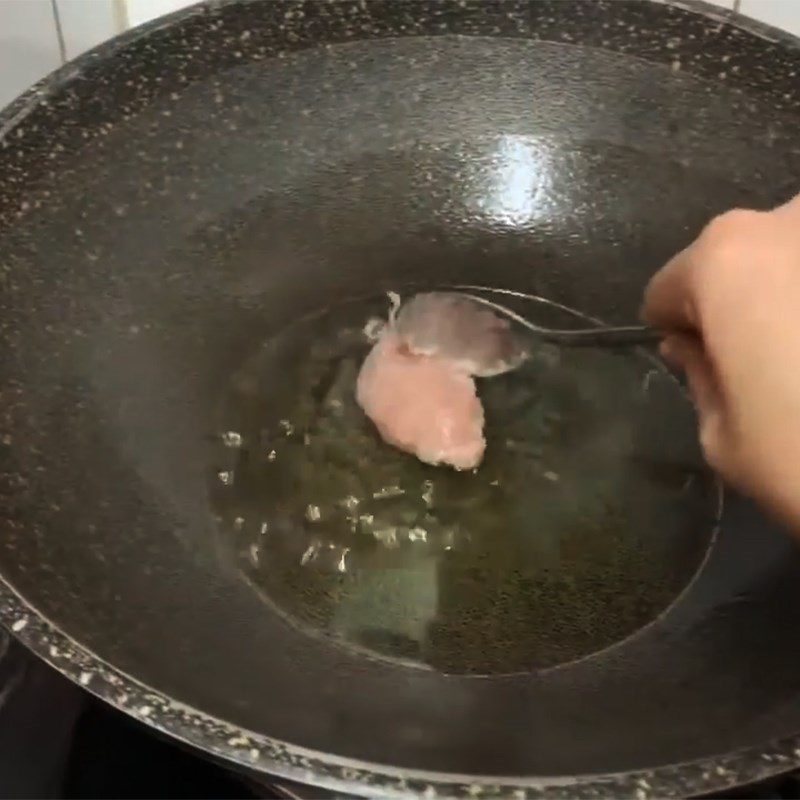 Step 2 Fry the fish cakes for Thac Lac fish cakes