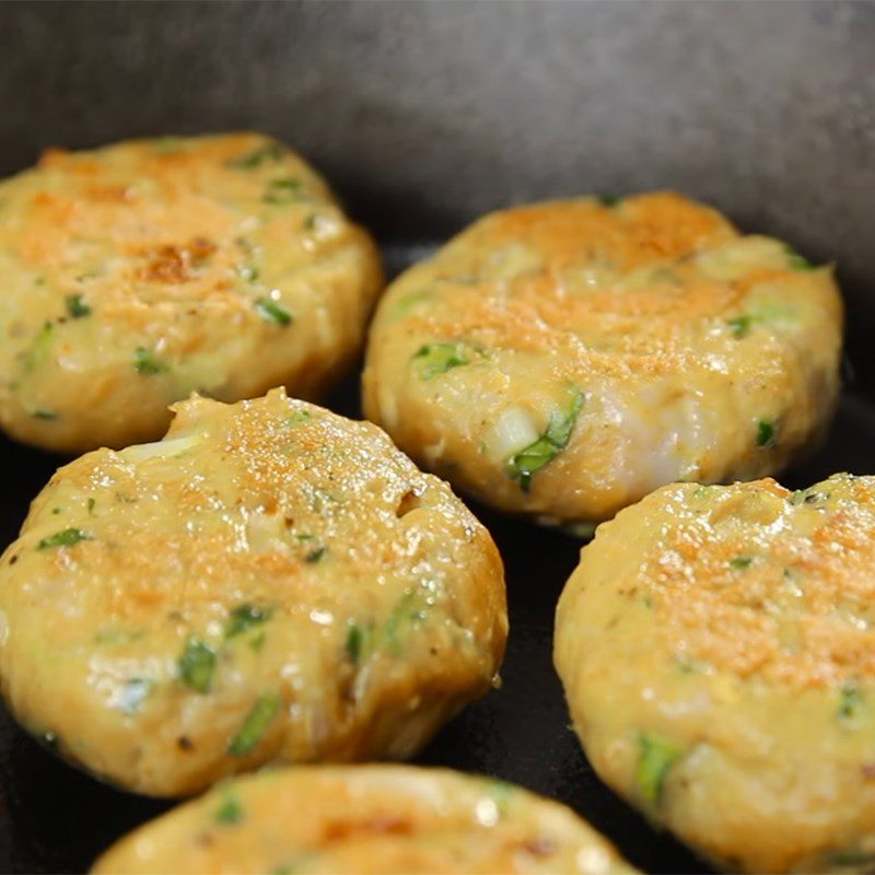 Step 2 Fry the fish cake Grilled turmeric fish cake