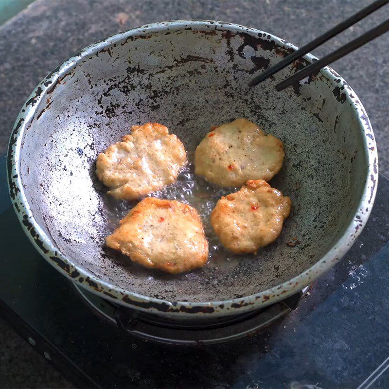 Step 4 Fry the fish cakes Fried snakehead fish cakes