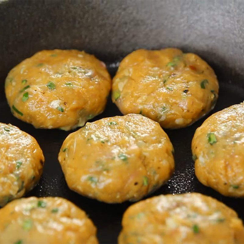 Step 2 Fry the fish cake Grilled turmeric fish cake