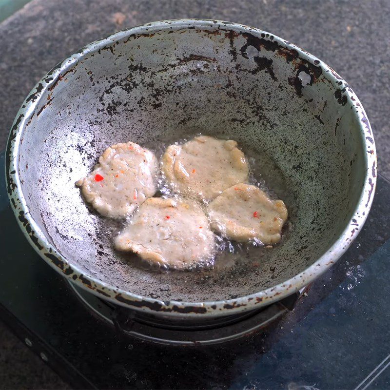 Step 4 Fry the fish cakes Fried snakehead fish cakes