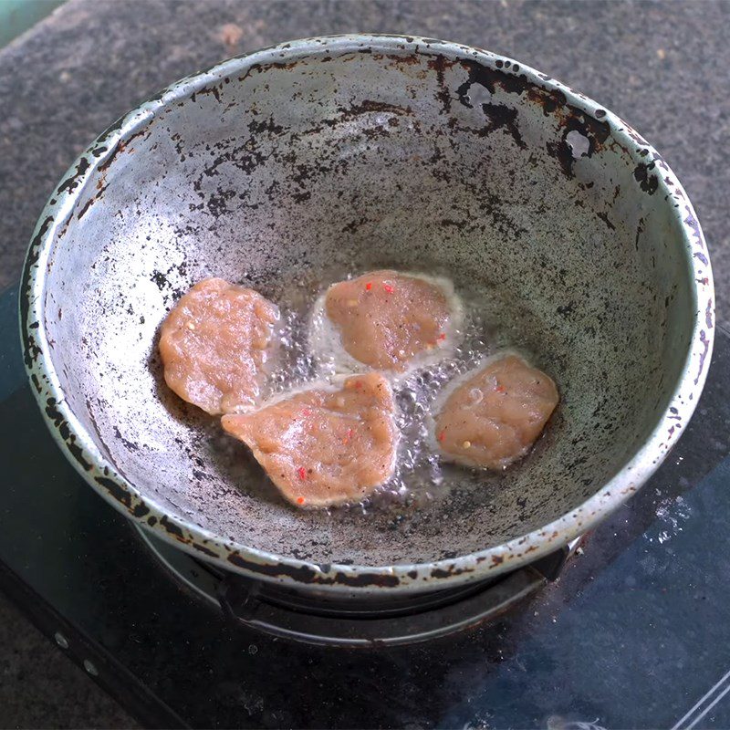 Step 4 Fry the fish cakes Fried snakehead fish cakes