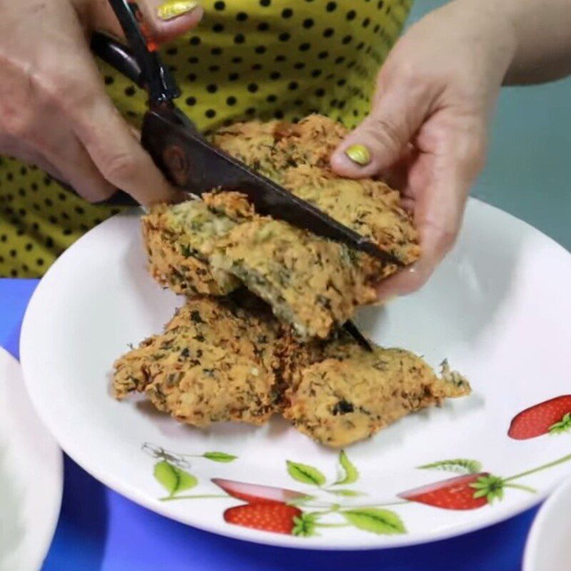 Step 4 Frying fish cake Vegetarian fish cake noodle with seaweed fish cake