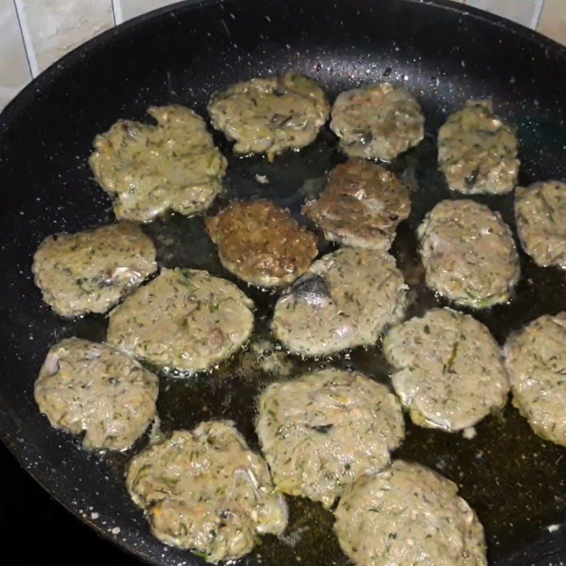 Step 4 Frying sardine fish cake Sardine fish cake