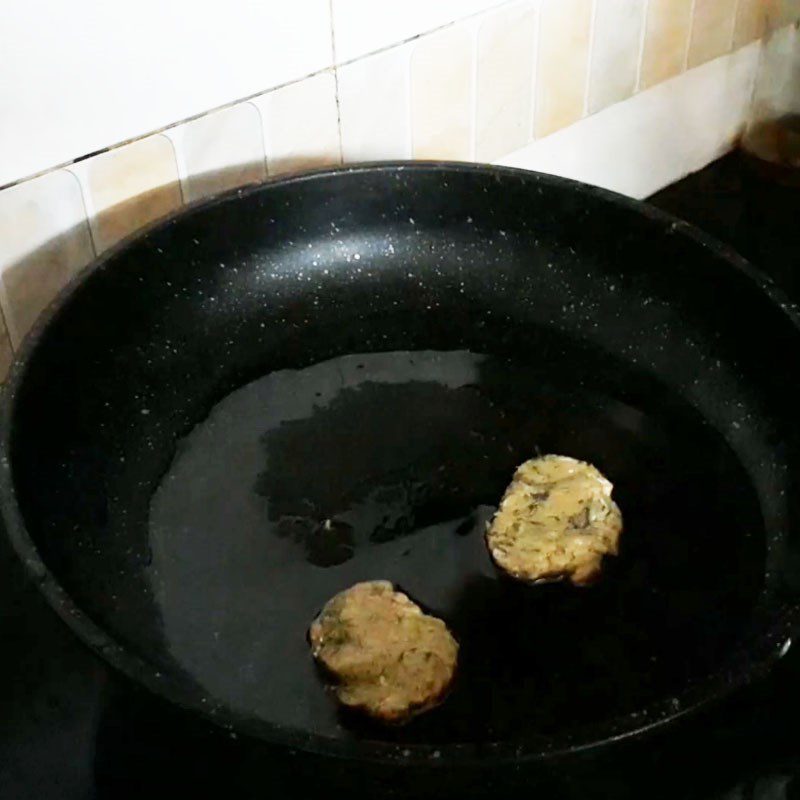 Step 4 Frying sardine fish cake Sardine fish cake