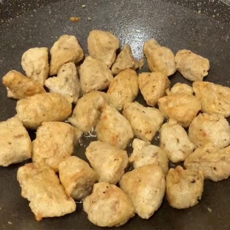 Step 2 Fry the fish cakes for Thac Lac fish cakes