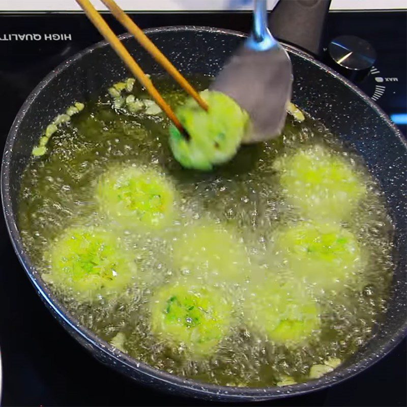 Step 4 Fry the rice roll Vegetarian rice roll