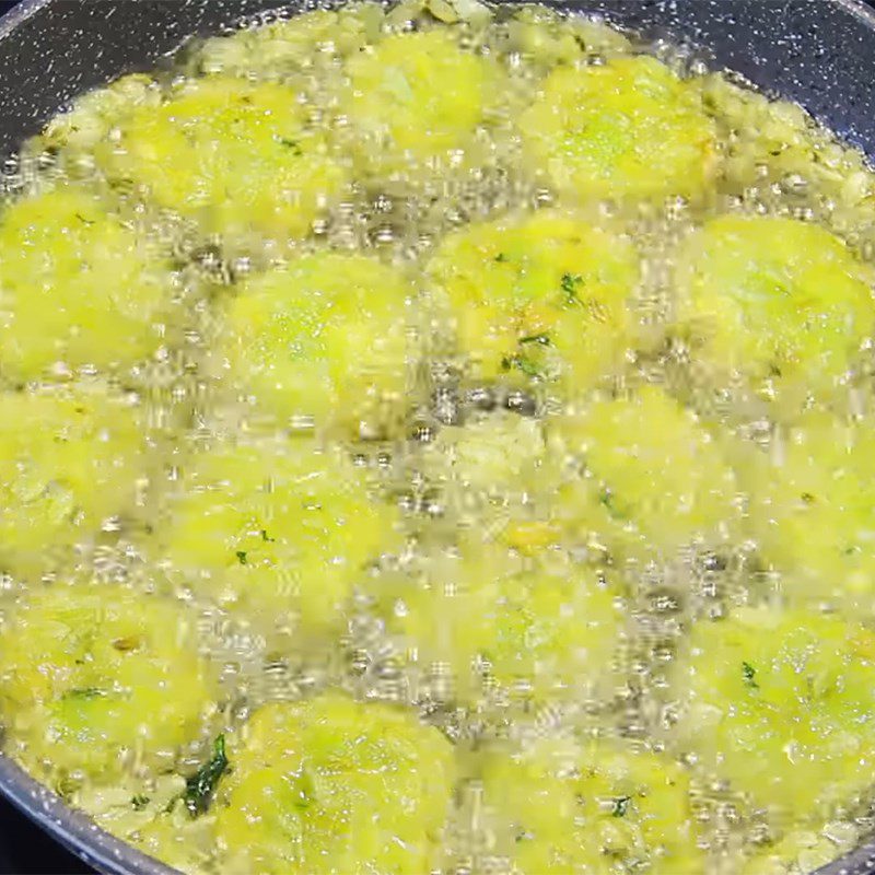 Step 4 Frying the green rice cake Vegetarian green rice cake