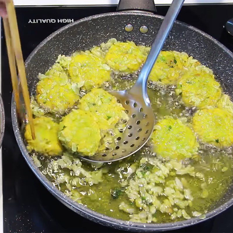 Step 4 Frying the green rice cake Vegetarian green rice cake