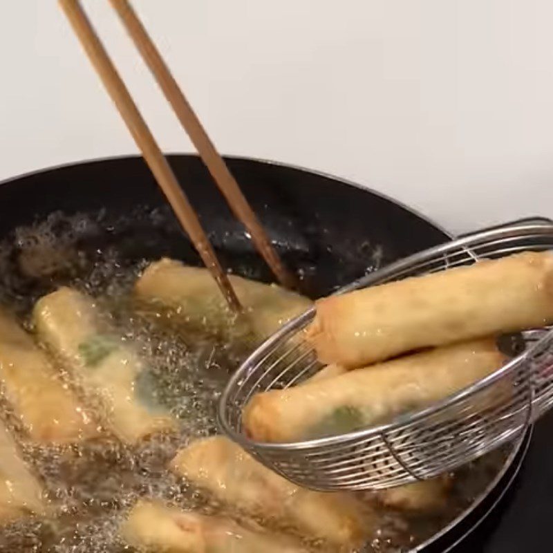 Step 4 Fry the spring rolls Seafood spring rolls with mayonnaise sauce in a non-stick pan