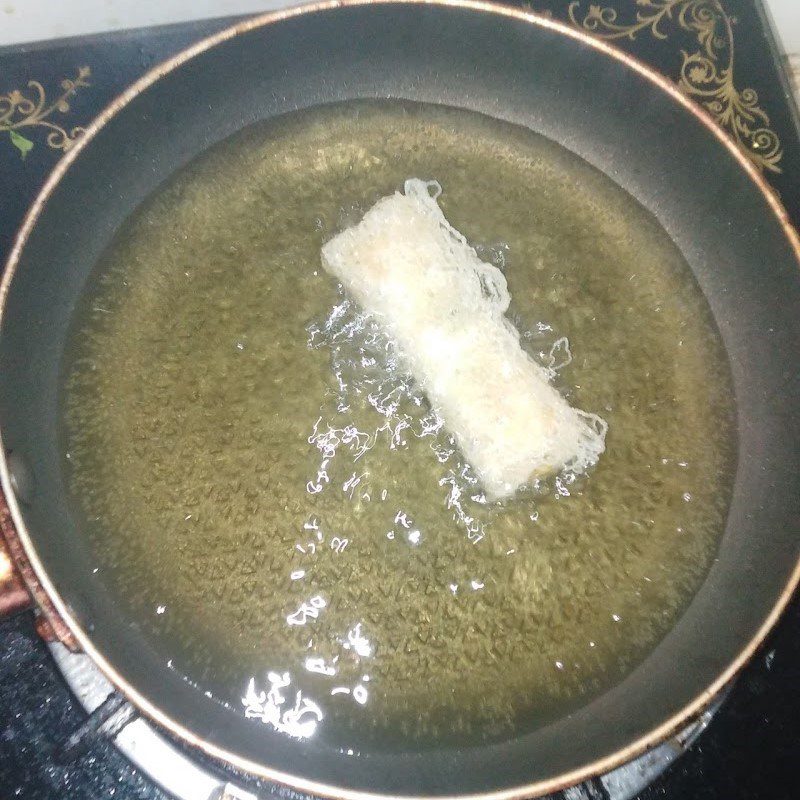 Step 4 Frying the spring rolls Vegetarian spring rolls