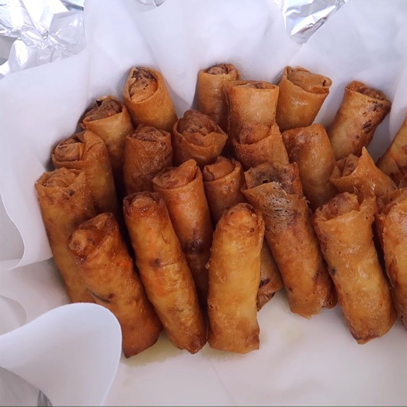Step 6 Roll and fry spring rolls Vegetarian green bean spring rolls