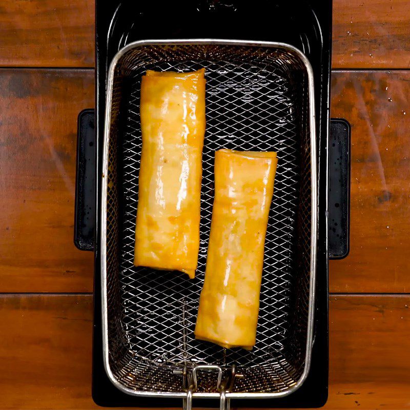 Step 5 Frying spring rolls Cheese and vegetable spring rolls