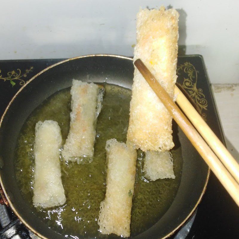 Step 4 Frying the spring rolls Vegetarian spring rolls