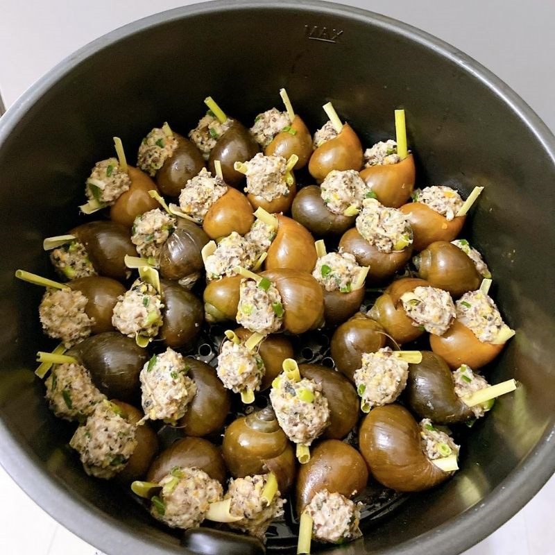 Step 5 Fried snail cake Fried crispy snail cake