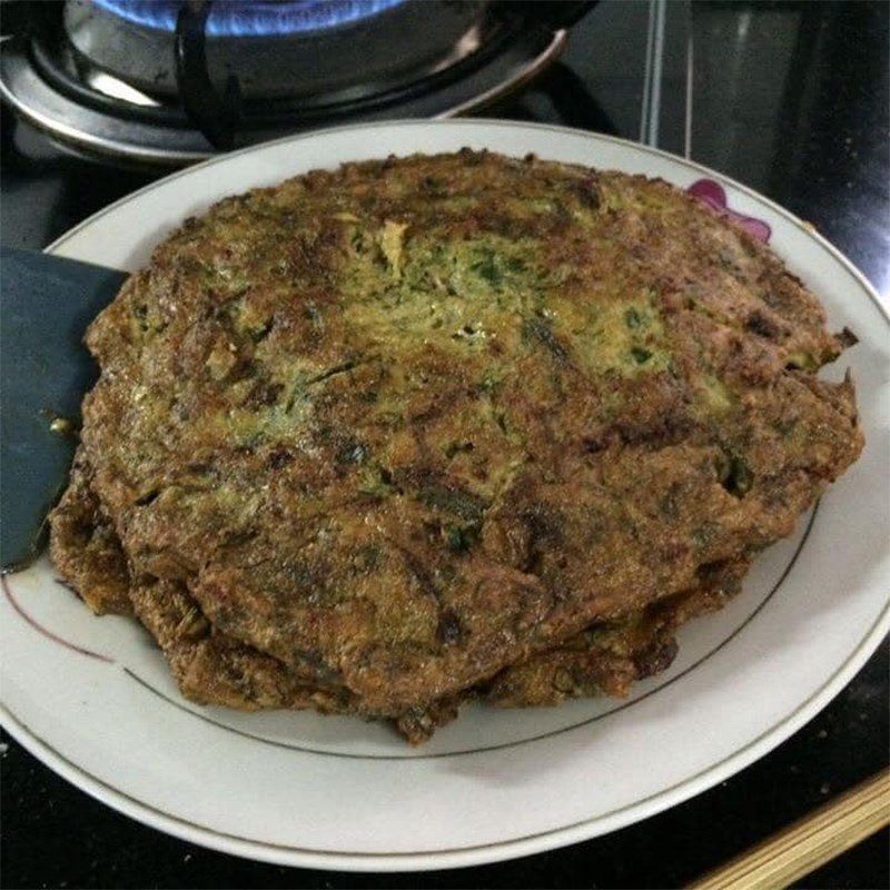 Step 4 Frying the rươi cake Rươi cake