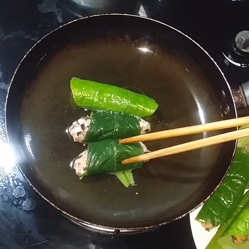 Step 4 Fry the sausage Sausage wrapped in Vietnamese balm leaves