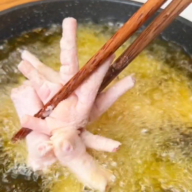 Step 2 Fry chicken feet Spicy chicken feet (Recipe shared from TikTok Cooking with TasteVN)