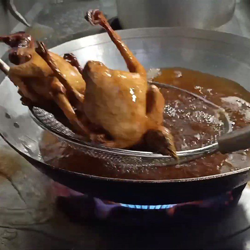 Step 3 Frying the pigeon Pigeon roasted with five spices in oil