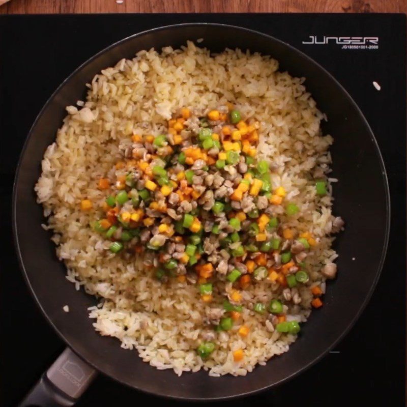 Step 5 Frying rice Fried clam rice