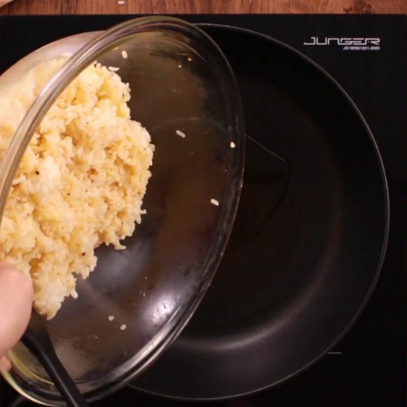 Step 5 Frying rice Fried clam rice