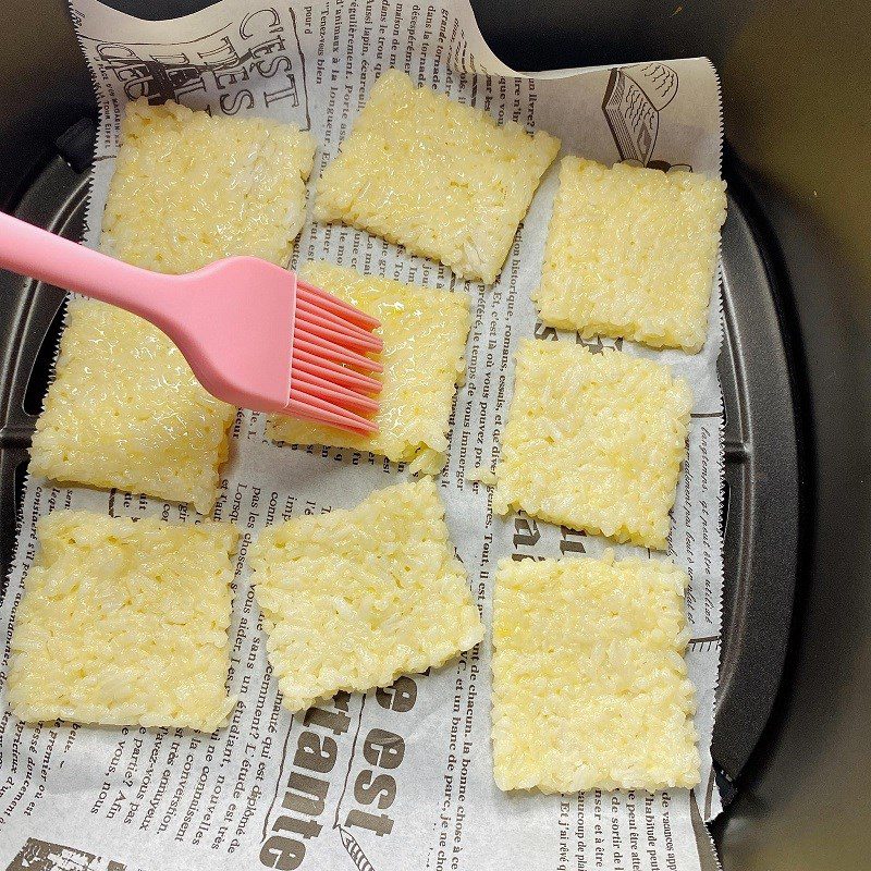 Step 3 Frying the rice for crispy rice with fried pork floss and scallion oil