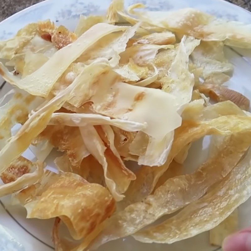 Step 1 Fry the fish skin Fish Skin Salad