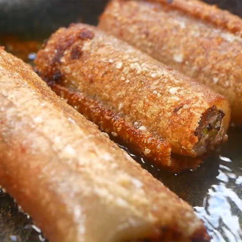 Step 5 Fry the rolled pig skin Crispy fried pig skin roll