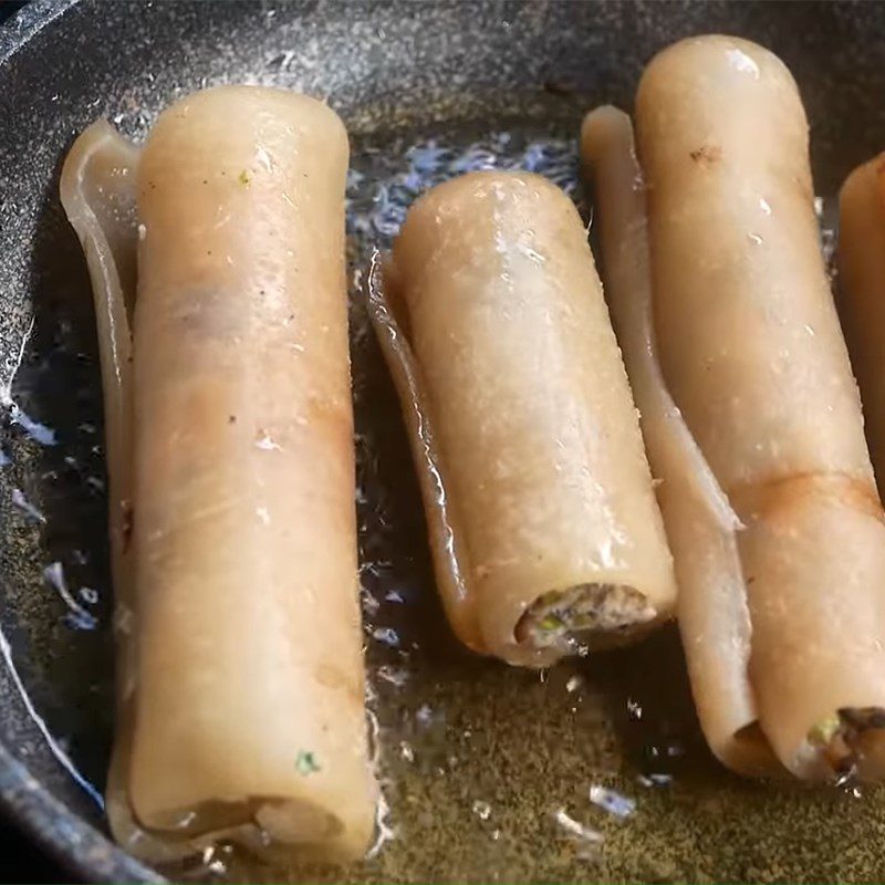 Step 5 Fry the rolled pig skin Crispy fried pig skin roll