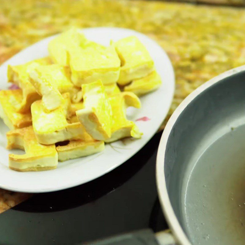 Step 3 Fry the tofu Pork hock braised with bananas and tofu