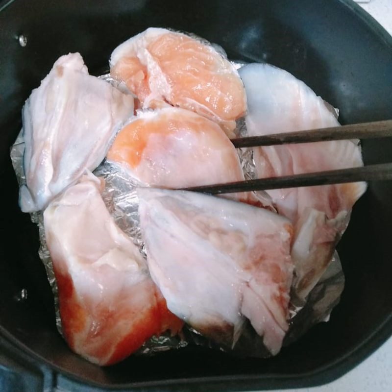 Step 2 Frying salmon head Fried salmon head with fish sauce (Recipe shared by users)