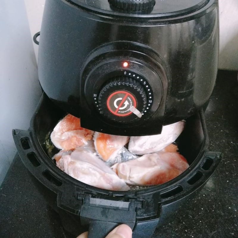 Step 2 Frying salmon head Fried salmon head with fish sauce (Recipe shared by users)