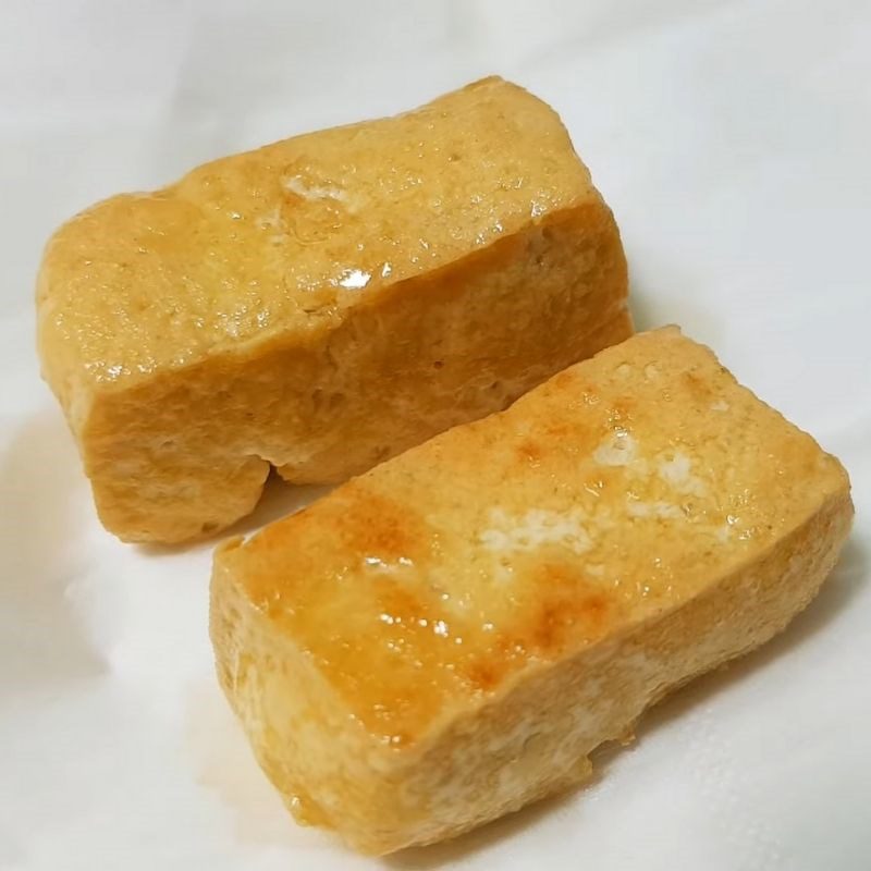 Step 3 Frying tofu in soy sauce noodles