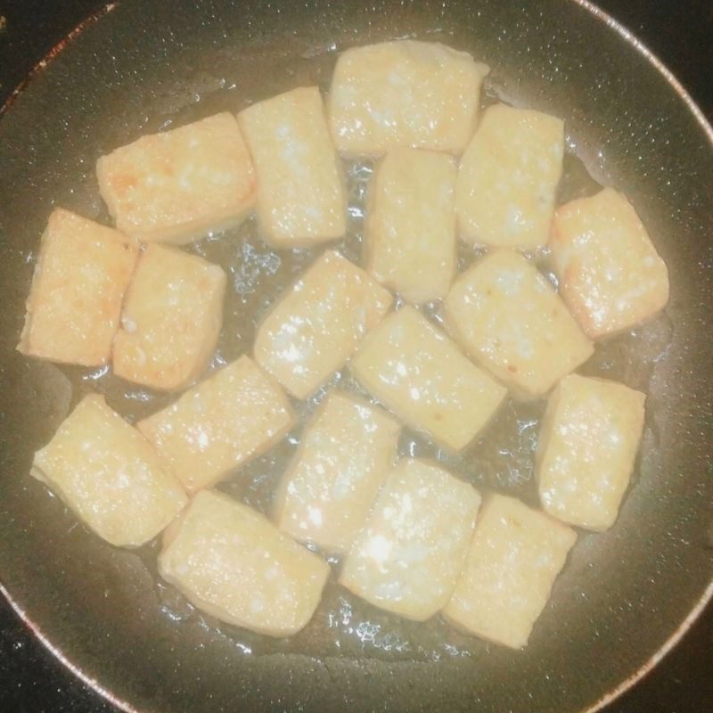 Step 2 Fry the tofu for Fried Tofu with Lemongrass and Chili (Recipe shared by users)