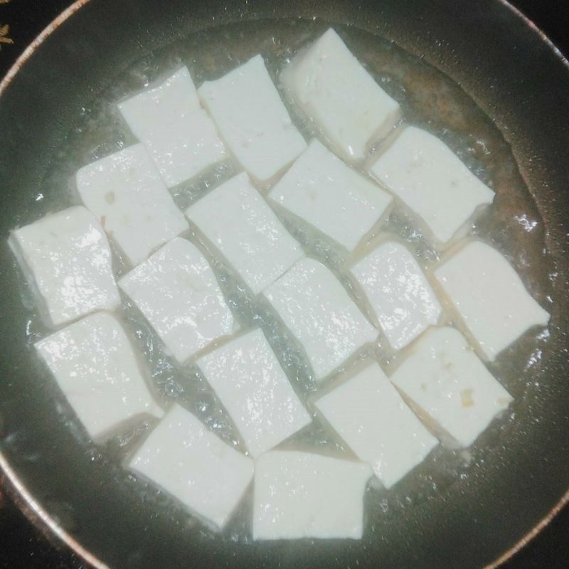 Step 2 Fry the tofu for Fried Tofu with Lemongrass and Chili (Recipe shared by users)