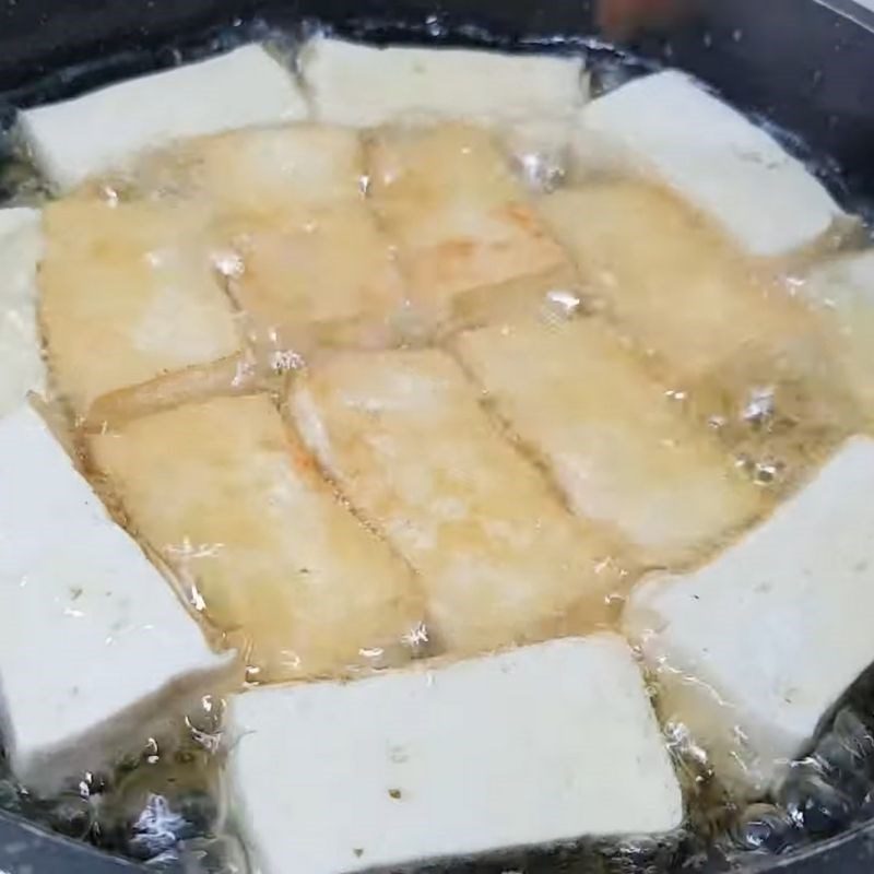 Step 3 Frying tofu in soy sauce noodles