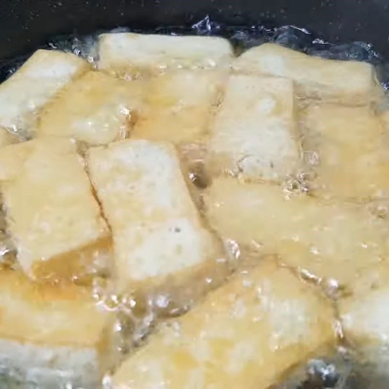 Step 3 Frying tofu in soy sauce noodles