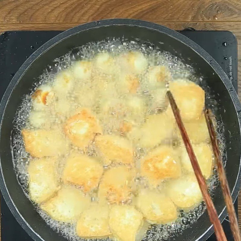 Step 3 Frying tofu and eggs Fried quail eggs with tofu