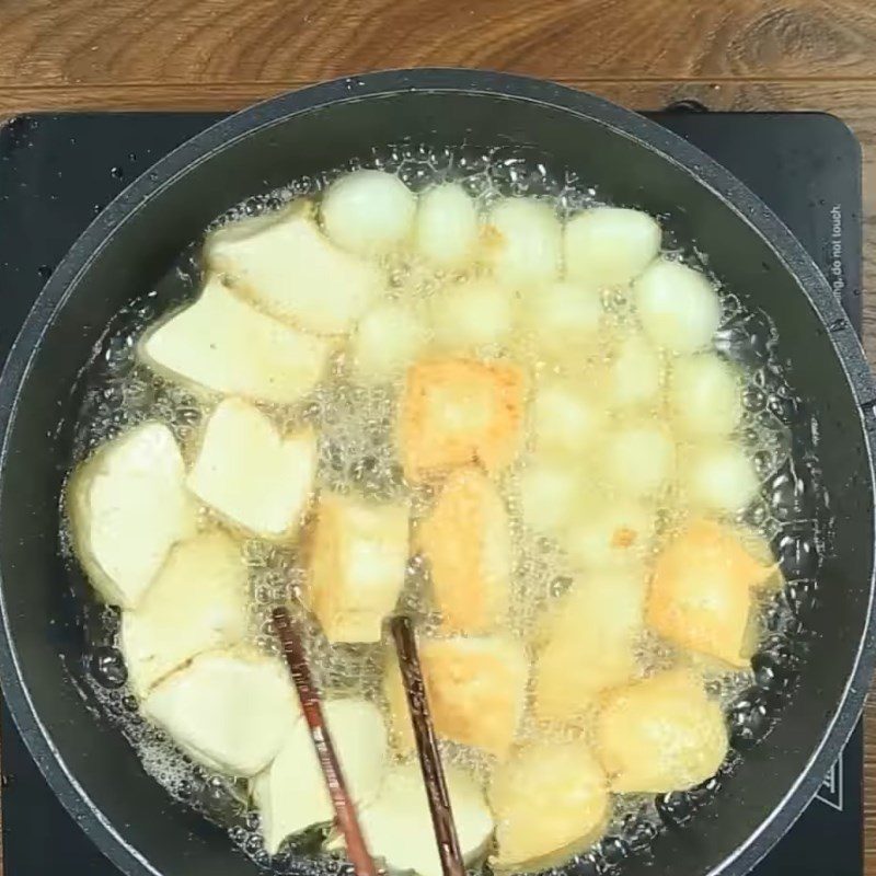 Step 3 Frying tofu and eggs Fried quail eggs with tofu