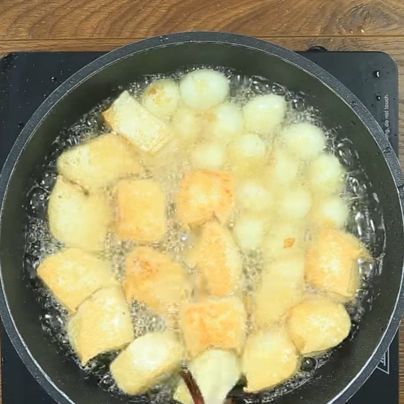 Step 3 Frying tofu and eggs Fried quail eggs with tofu