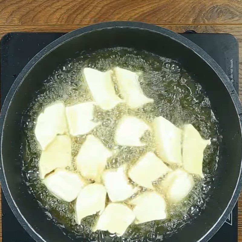 Step 3 Frying tofu and eggs Fried quail eggs with tofu