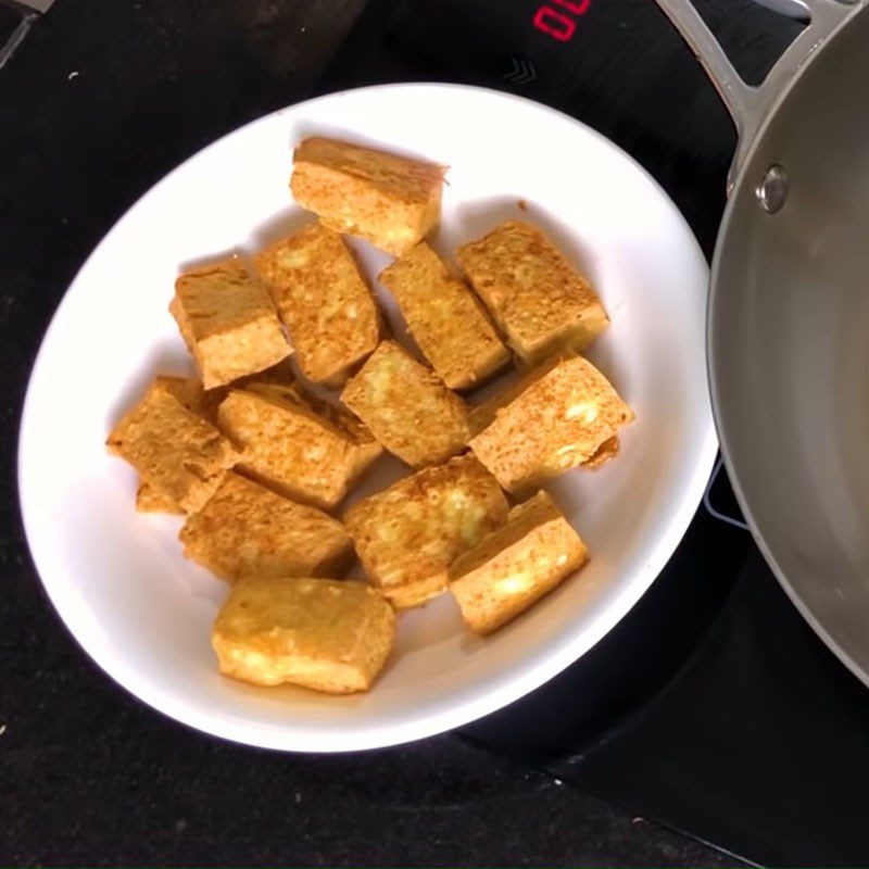 Step 4 Fry tofu and stir-fry tomatoes for shrimp noodle soup